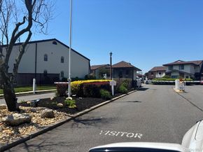 86 W Cambridge Drive W 86, Copiague NY 11726