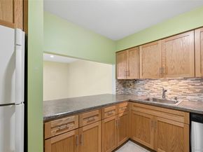 86 W Cambridge Drive W 86, Copiague NY 11726