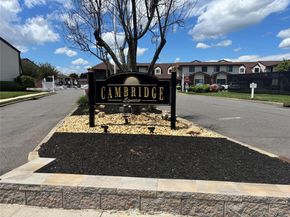 86 W Cambridge Drive W 86, Copiague NY 11726