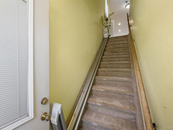 86 W Cambridge Drive W 86, Copiague NY 11726