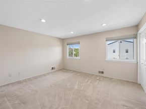 86 W Cambridge Drive W 86, Copiague NY 11726