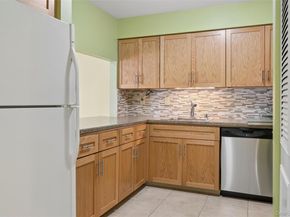 86 W Cambridge Drive W 86, Copiague NY 11726