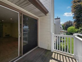 86 W Cambridge Drive W 86, Copiague NY 11726