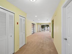 86 W Cambridge Drive W 86, Copiague NY 11726
