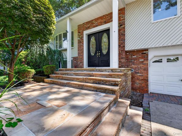 11 Penguin Lane, Commack NY 11725