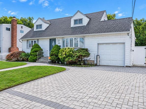 1032 N Hamilton Avenue, Lindenhurst NY 11757