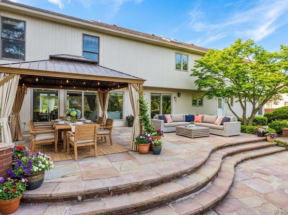 6 Polo Court, Woodbury NY 11797