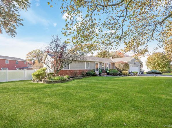 10 Ann Court, North Babylon NY 11703