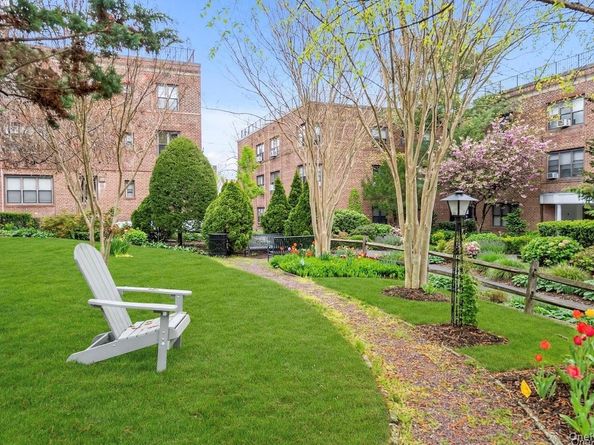 1 TOWN HOUSE Place 2E, Great Neck NY 11021