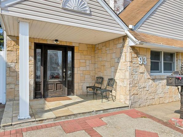 93 Hearth Lane, Westbury NY 11590