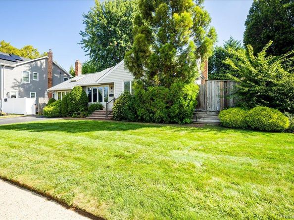 10 Seneca Drive, Massapequa NY 11758