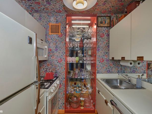 311 East 38th Street 18C, New York NY 10016