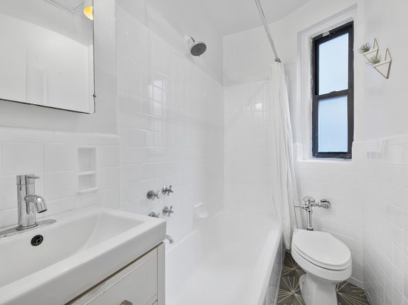 860 Grand Concourse 4B, Bronx NY 10451