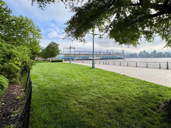 379 West Street 2B, New York NY 10014