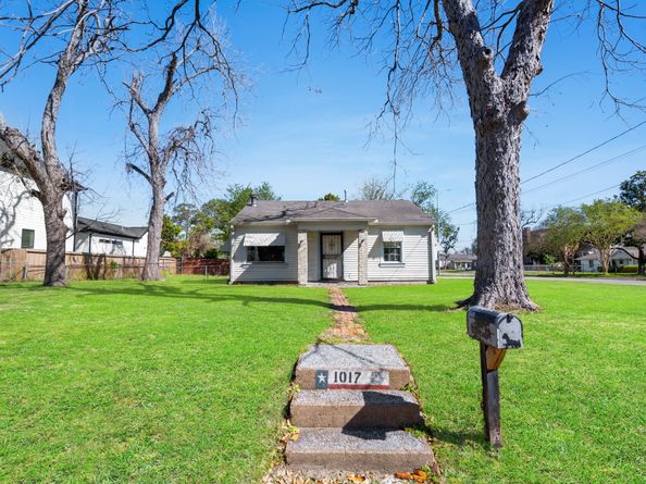 1017 Canadian Street, Houston TX 77009