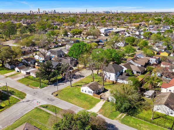 1017 Canadian Street, Houston TX 77009