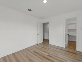 8211 Barlow Street, Houston TX 77028