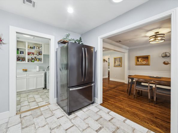 1547 Sue Barnett Drive, Houston TX 77018