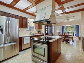 9011 Tavenor Ln, Houston TX 77075