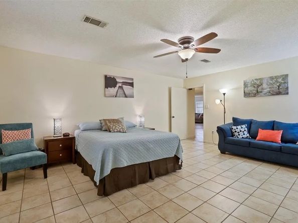 9011 Tavenor Ln, Houston TX 77075