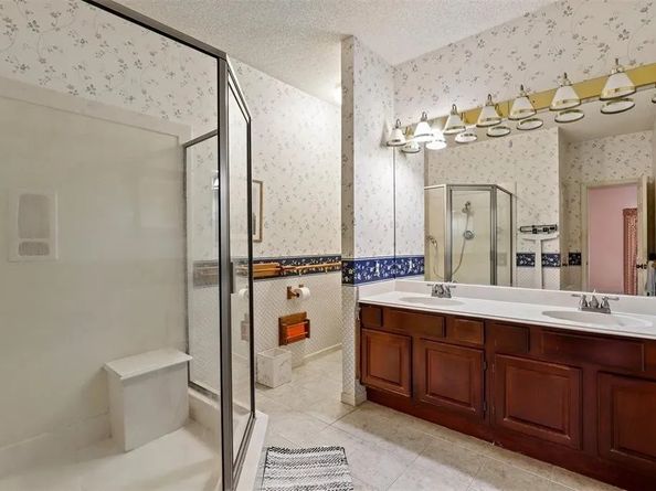 9011 Tavenor Ln, Houston TX 77075