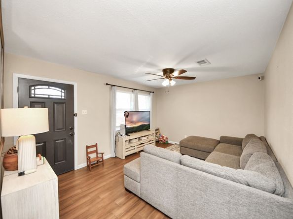 10526 Hollyglen Drive, Houston TX 77016