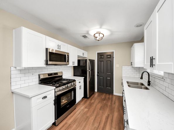 10526 Hollyglen Drive, Houston TX 77016