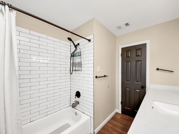 10526 Hollyglen Drive, Houston TX 77016