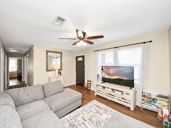 10526 Hollyglen Drive, Houston TX 77016