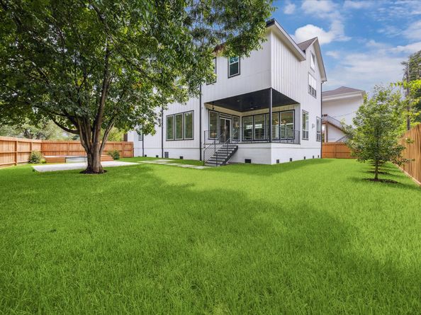 2202 Hewitt Drive, Houston TX 77018