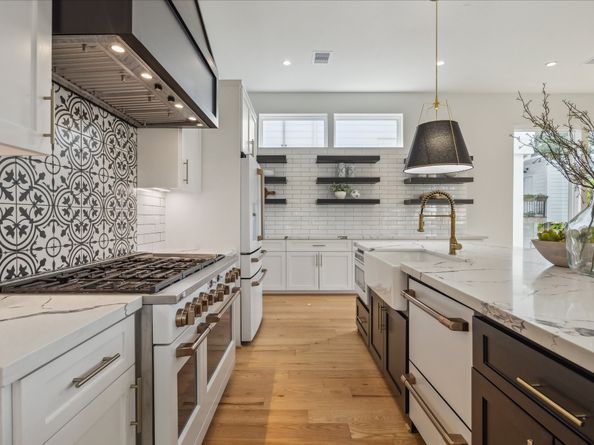 2202 Hewitt Drive, Houston TX 77018