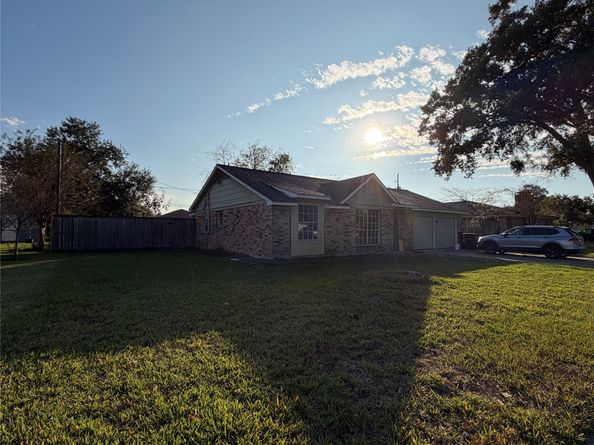 1023 Twinbrooke Drive, Houston TX 77088