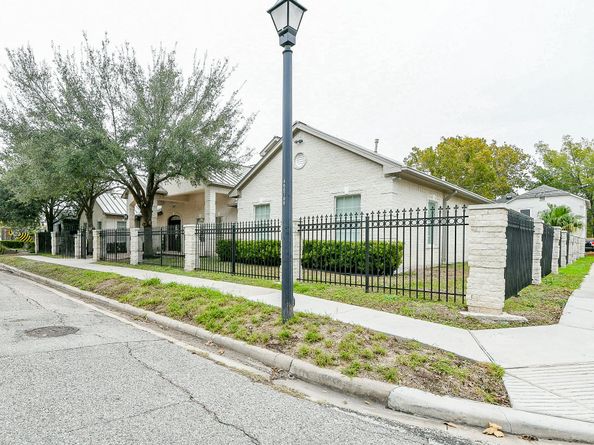 404 Moss Street, Houston TX 77009