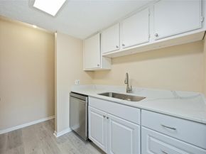 1516 Bay Area Boulevard Q3, Houston TX 77058