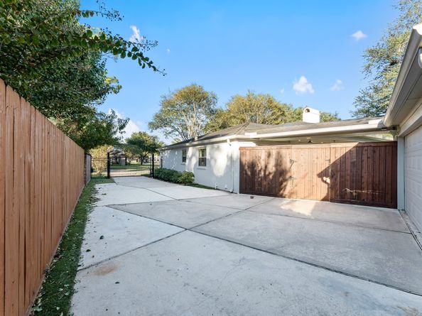 10703 Deerwood Road, Houston TX 77042
