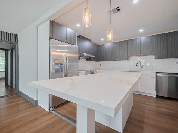 6058 Lyndhurst Drive, Houston TX 77033