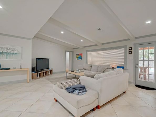5711 Hummingbird Street, Houston TX 77096