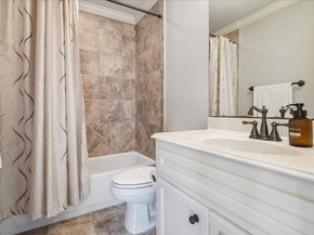 24 Hackberry Lane B, Houston TX 77027
