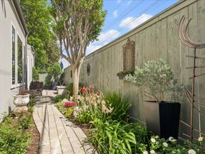 24 Hackberry Lane B, Houston TX 77027