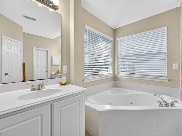 71 N Acacia Park Circle, The Woodlands TX 77382
