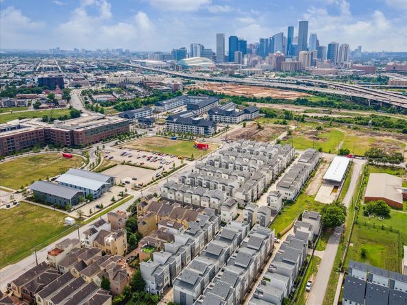 2813 Clinton Drive, Houston TX 77020