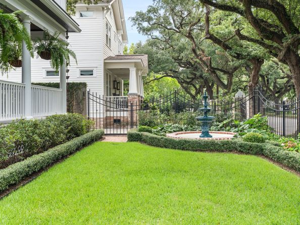 215 Bayland Avenue, Houston TX 77009
