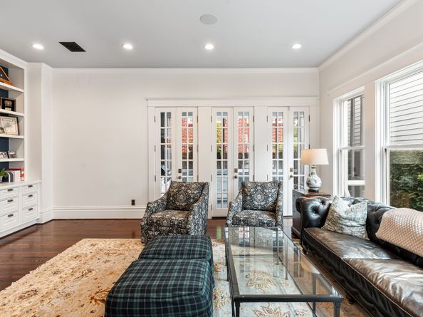 215 Bayland Avenue, Houston TX 77009