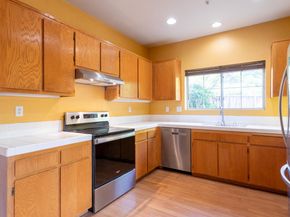 33004 Calle la Mirada Common, Union City CA 94587