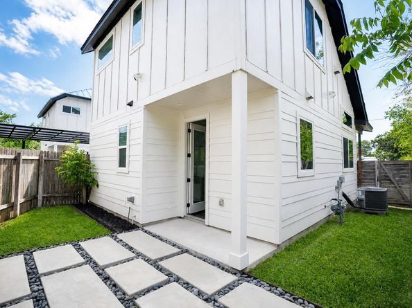 1123 Omega Ave 1, Austin TX 78721