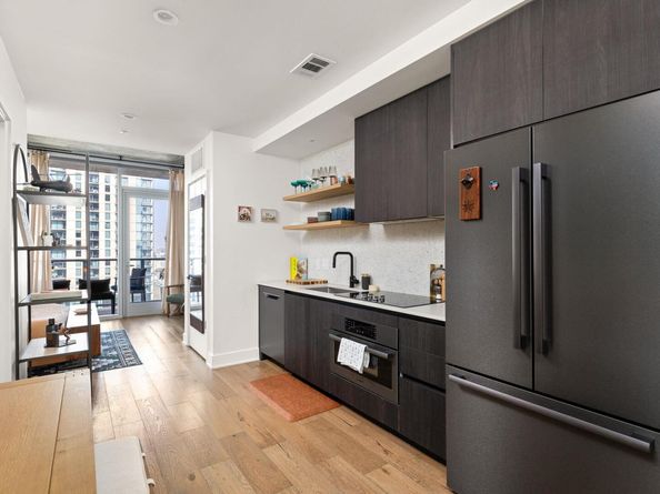 48 East Ave 2002, Austin TX 78701