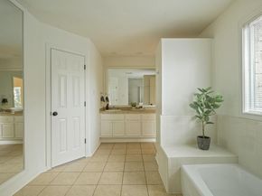 6010 Long Champ CTR 113, Austin TX 78746