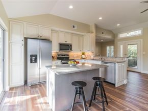25203 Lakeview DR, Spicewood TX 78669