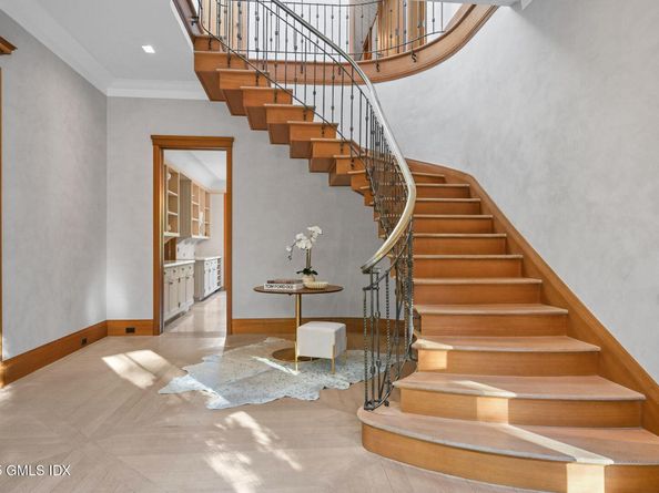 16 N Martin Dale, Greenwich CT 06830