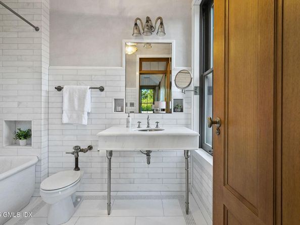 16 N Martin Dale, Greenwich CT 06830